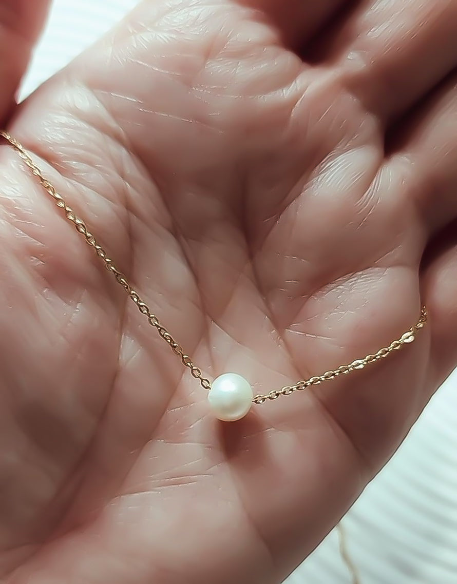 Pearl and metal necklace store
